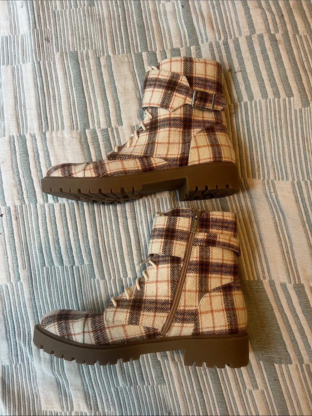 NWOT JESSICA SIMPSON Plaid Lace-Up Combat Boots in Beige and Brown